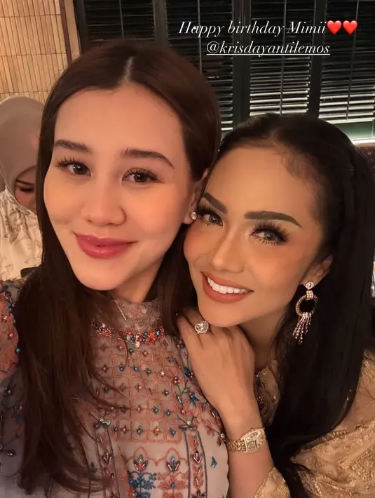 Aaliyah Massaid juga hadir mengenakan dress warna keunguan yang dihiasi beads. [@aaliyah.massaid]