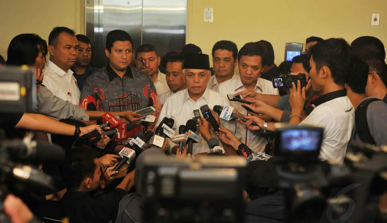 Sebelum memasuki ruang mediasi di lantai 2, besan Presiden Susilo Bambang Yudhoyono ini sempat menyapa wartawan yang menemuinya di gedung Bawaslu, Jakarta, Kamis (5/6/14). (Liputan6.com/Johan Tallo)