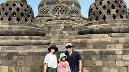 Bahkan, beberapa waktu lalu keluarga selebriti ini terlihat menikmati waktu liburan di Magelang. Ketiganya juga menikmati waktu berlibur di Candi Borobudur bersama. (Liputan6.com/IG/@marshatimothy)