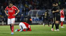 Raut kecewa tak mampu ditutupi oleh para pemain Benfica setelah hanya membawa satu poin dari kandang Casa Pia dalam laga lanjutan Liga Portugal 2025/2026, Senin (06/04/2026). (AFP/Filipe Amorim)