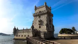 Monumen Penjelajahan merupakan bentuk penghormatan untuk para penjelajah Portugis. Bangunan yang menjulang 52 meter tersebut berdiri kukuh di samping persis Sungai Tagus. (Bola.com/Bagaskara Lazuardi)