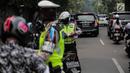 Polisi lalu lintas memeriksa kelengkapan surat pengendara saat razia Operasi Patuh Jaya 2019 di kawasan Kemanggisan, Jakarta, Kamis (29/8/2019). Operasi ini diharapkan dapat meningkatkan kepatuhan dan ketertiban dalam berlalu lintas serta mengurangi angka kecelakaan. (Liputan6.com/Faizal Fanani)