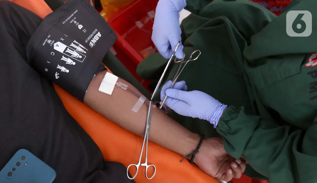 Kegiatan ini diikuti oleh 298 peserta pendaftar yang mendonorkan darahnya. (Liputan6.com/Herman Zakharia)