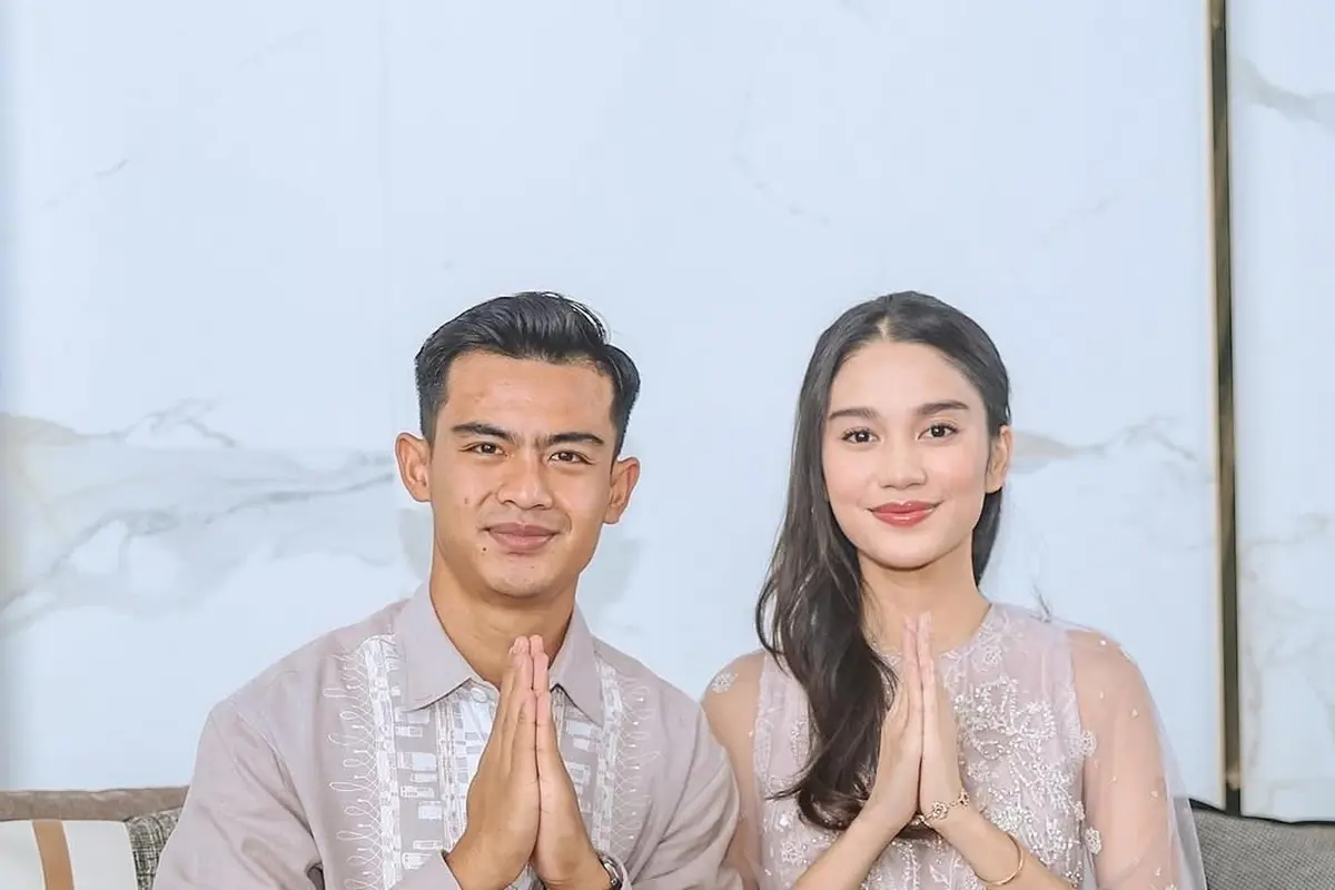 Gaya Serasi Azizah Salsha dan Pratama Arhan Rayakan Lebaran dengan Outfit Bernuansa Netral