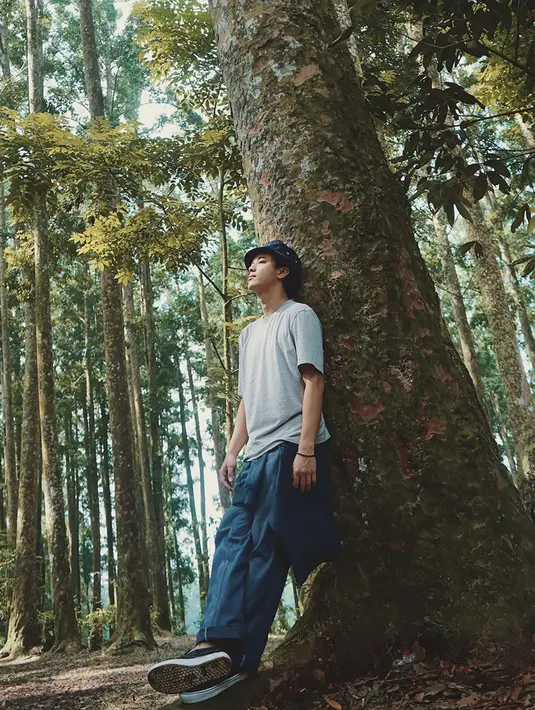 Kaus memang sudah menjadi pakaian yang nyaman bagi Bisma. Dalam berbagai momen dirinya memilih untuk mengenakan kaus. Walaupun terlihat sangat simpel, tapi dirinya tetap terlihat menawan, kan. (Liputan6.com/IG/@sibisma)