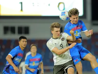 Penyerang Timnas Indonesia U-22, Mauro Nils Zijlstra (kiri depan) berebut bola atas dengan pemain Filipina, Noah River Leddel, pada laga perdana Grup C SEA Games 2025 di Stadion 700th Anniversary, Chiang Mai, Thailand, Senin (8/12/2025). Timnas Indonesia U-22 menutup laga perdana C SEA Games 2025 dengan kekalahan. (Bola.com/Bagaskara Lazuardi)