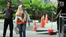 Hakim Pengadilan Negeri Tangerang Wahyu Widya Nurfitri saat tiba di gedung KPK, Jakarta, Selasa (24/4). Uang senilai Rp 30 juta itu diduga didapat dari Agus Winarto dan HM Saipudin selaku advokat dari pihak tergugat. (Merdeka.com/Dwi Narwoko)