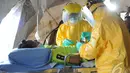 Sebuah simulasi petugas memeriksa pasien terinfeksi virus Ebola di ruang isolasi ketika memperingati Hari Kesehatan Nasional ke-50, Jakarta, Rabu (12/11/14) (Liputan6.com/Herman Zakharia)