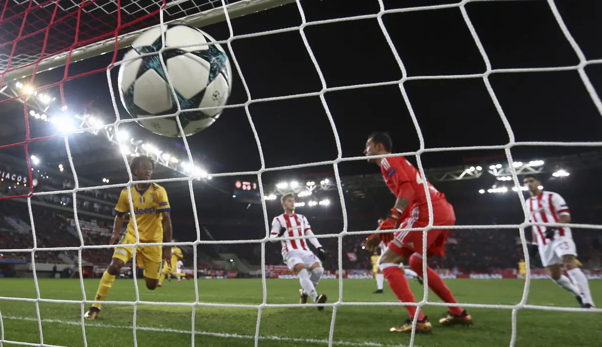 Gelandang Juventus, Juan Cuadrado, mencetak gol ke gawang Olympiakos pada laga Liga Champions di Stadion Georgios Karaiskakis, Rabu (6/12/2017). Juventus menang 2-0 atas Olympiakos. (AP/Thanassis Stavrakis)