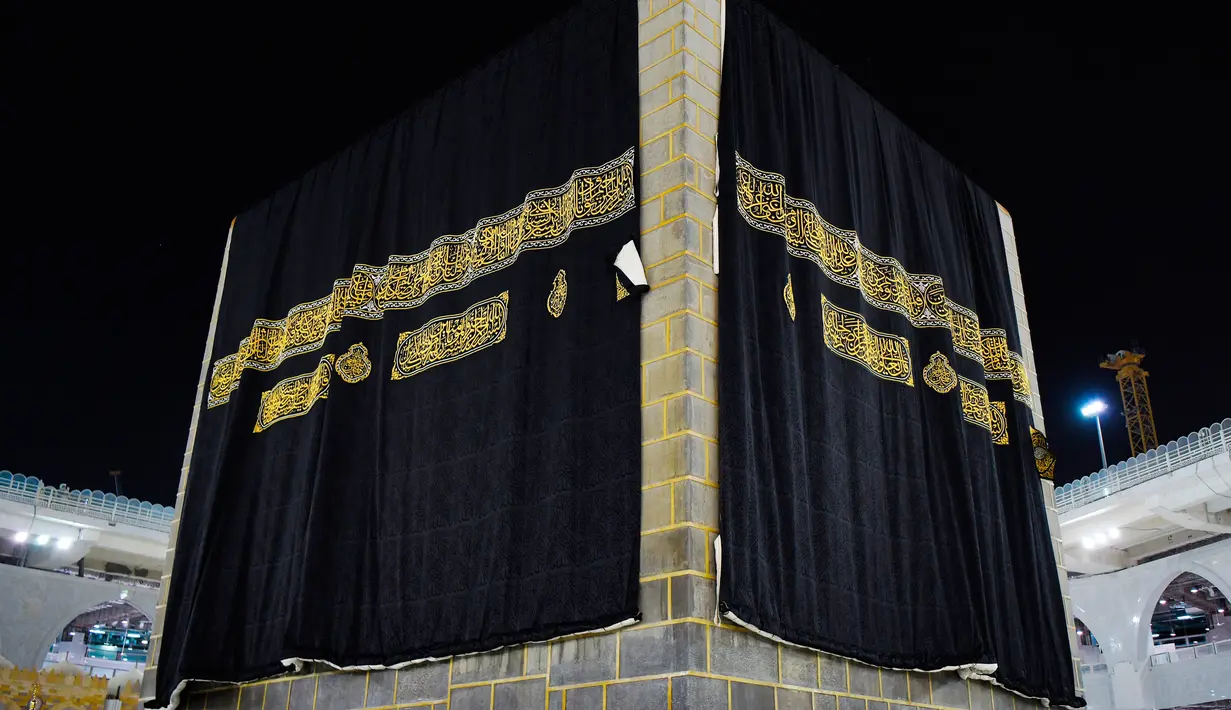 Kiswah baru, atau kain hitam dipasangkan di situs paling suci Islam, Ka'bah di Mekah (29/7/2020). Nama kiswah dalam bahasa Arab berarti 'selubung' dan seasal dengan kata kisui dalam bahasa Ibrani. (Saudi Media Ministry via AP)