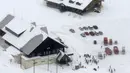 Truk pemadam kebakaran dan ambulans diparkir di sebuah resor ski usai letusan Gunung Kusatsu-Shirane di Kusatsu, Prefektur Gunma, Jepang, Selasa (23/1). Badan Meteorologi Jepang (JMA) membenarkan letusan gunung berapi tersebut. (Suo Takekuma/Kyodo via AP)