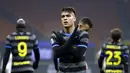 Pemain Inter Milan Lautaro Martinez merayakan golnya ke gawang Benevento pada pertandingan Serie A Liga Italia di Stadion San Siro, Milan, Italia, Sabtu (30/1/2021). Inter Milan membantai Benevento 4-0. (AP Photo/Luca Bruno)