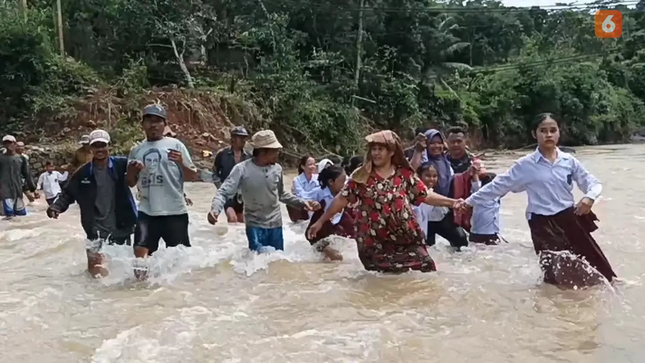 Warga dan pelajar saat melintasi arus sungai Cikarang Kecamatan Surade Kabupaten Sukabumi untuk beraktivitas dan pergi sekolah (Liputan6.com/Fira Syahrin).
