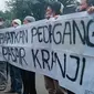 Pedagang Pasar Kranji Baru demo di depan Kejaksaan Negeri Kota Bekasi, mendesak proses hukum pejabat yang diduga terlibat penyelewengan dana revitalisasi. (Liputan6.com/Bam Sinulingga)
