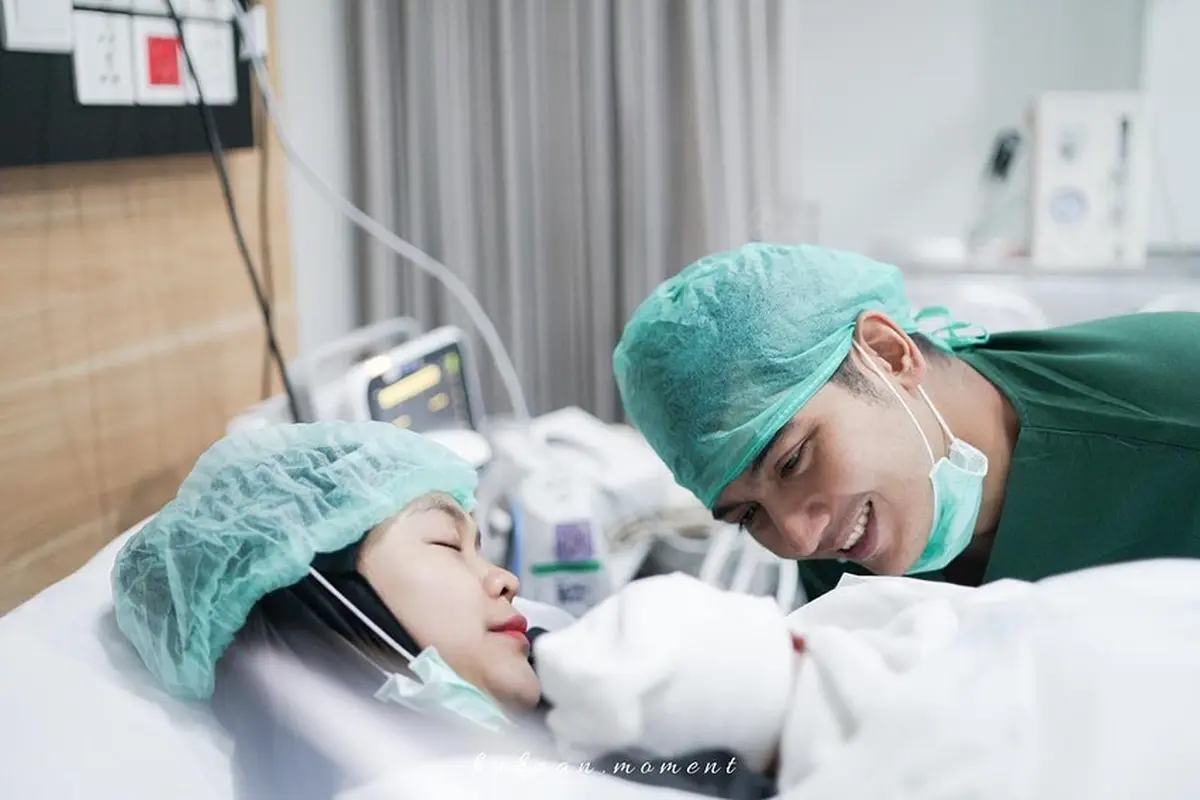 6 Potret Ria Ricis dan Teuku Ryan Peluk Baby R, Wajah Masih Dirahasiakan