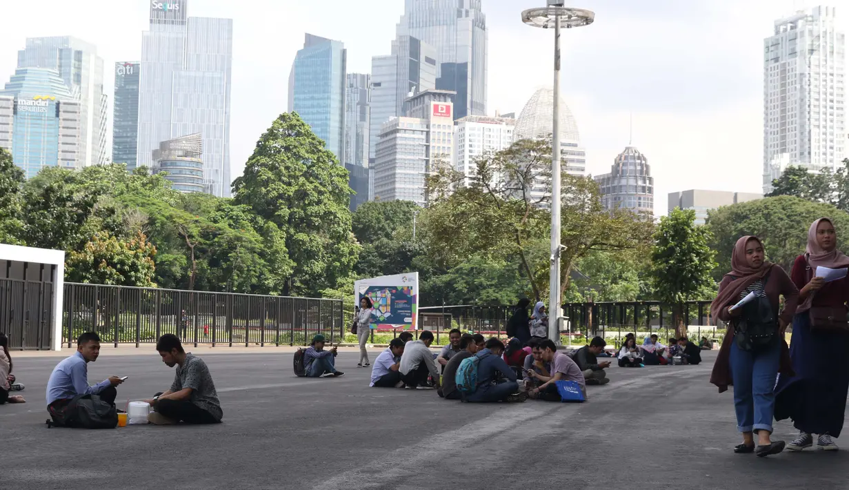 Pencari kerja duduk istirahat usai menghadiri gelaran Job For Career Festival 2019 di Stadion GBK, Jakarta, Selasa (5/3). Tingginya angka pengangguran di Indonesia membuat acara bertema bursa kerja terus diminati. (Liputan6.com/Helmi Fithriansyah)
