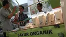 Pengunjung mengunjungi stand produk pangan organik ekspo Halo Organik di Jakarta (21/9/2019). PT Arla Indofood menyelenggarakan Halo Organik, wadah inspiratif  yang mempertemukan komunitas pecinta produk dan gaya hidup organik di Jakarta hingga 22 September. (Liputan6.com/Angga Yuniar)