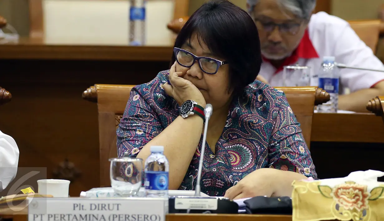 Plt Dirut PT Pertamina Yenni Andayani menjelaskan bahwa penurunan pendapatan perseroan selama periode 2014-2016 masih terbilang positif saat RDP dengan Komisi VII DPR di Kompleks Parlemen, Senayan, Jakarta, Kamis (9/2). (Liputan6.COM/Johan Tallo)