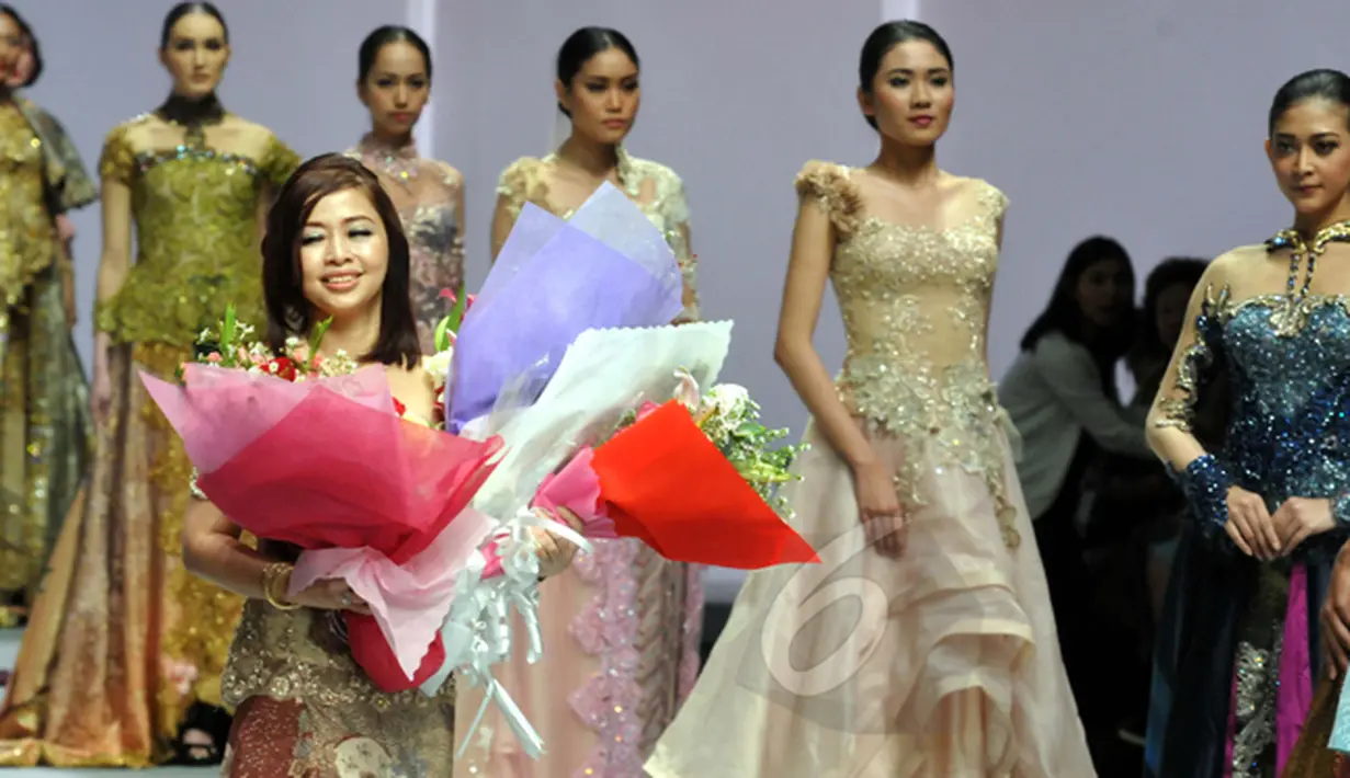 Fransisca Darmawan menerima karangan bunga usai memperlihatkan karyanya di Indonesia Fashion Week 2015 di JCC, Minggu (1/3/2015). Fransisca Darmawan berhasil mengemas busana tradisinal menjadi kebaya modern (Liputan6.com/Panji Diksana)