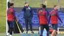 Pelatih Timnas Inggris, Sam Allardyce (tengah) saat enutup wajahnya pada sesi latihan timnas Inggris di St George's Park dekat Burton-Upon-Trent, (3/9/2016). (AFP/Anthony Devlin) 