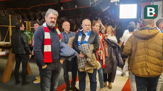 Foto: Kerukunan Suporter Athletic Bilbao dan Real Sociedad saat Derby Basque di Liga Spanyol