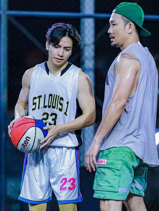 "Udah tau siapa yang menangkan?!" tulisnya saat main bareng mantan pemain basket nasional, Denny Sumargo. Gayanya sama-sama keren dan dipuji penggemarnya. (Liputan6.com/IG/@jeffryreksaa)