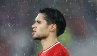 Pemain Timnas Indonesia, Kevin Diks menyanyikan lagu kebangsaan Indonesia Raya saat dimulainya laga lanjutan putaran ketiga Grup C Kualifikasi Piala Dunia 2026 melawan Jepang di Stadion Utama Gelora Bung Karno (SUGBK), Senayan, Jakarta, Jumat (15/11/2024). (Bola.com/Bagaskara Lazuardi)