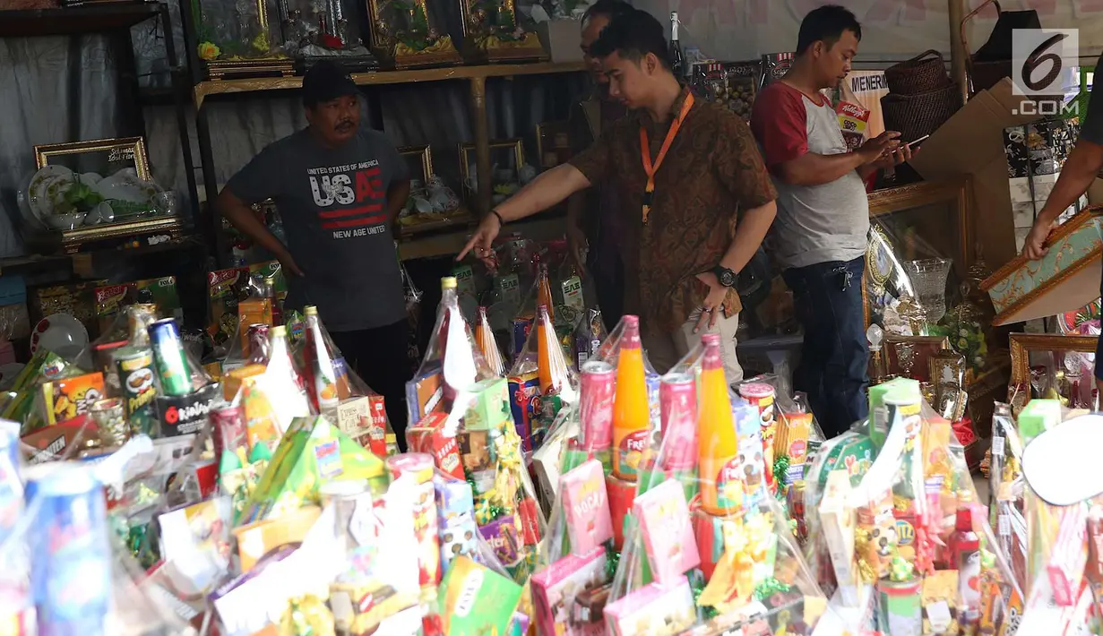 Pembeli memilih parsel yang dijual di kawasan Cikini, Jakarta, Rabu (6/6). Menjelang Hari Raya Idul Fitri, penjualan parsel para pedagang dadakan tersebut meningkat hingga 50 persen. (Liputan6.com/Immanuel Antonius)
