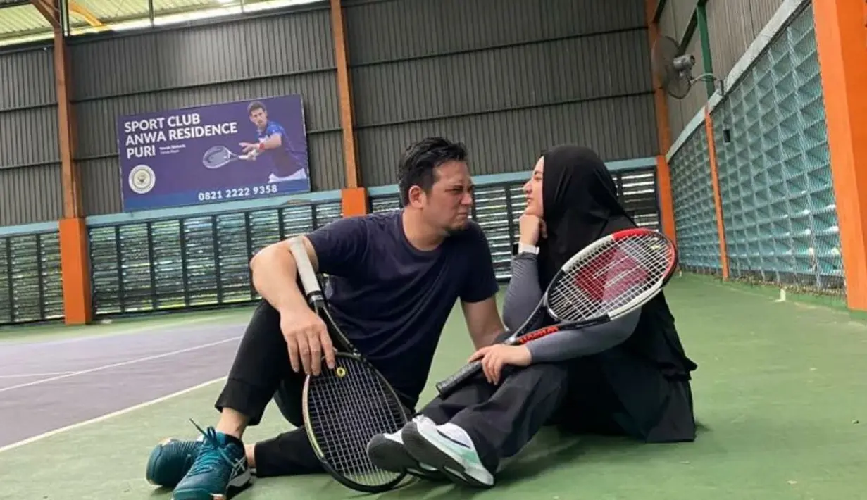 Hingga 24 tahun menikah, keduanya masih kerap menunjukkan kemesraan dan keharmonisan keluarganya. [Instagram/tengku_firmansyah]