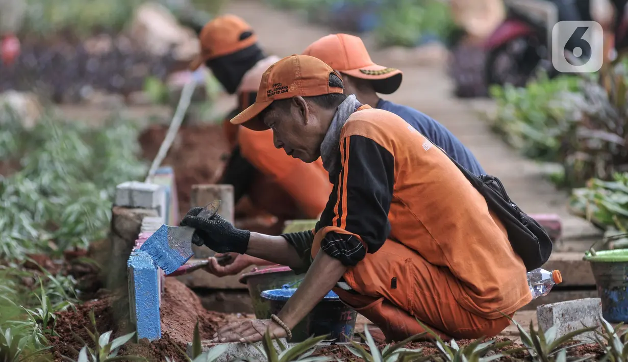 Petugas penanganan prasarana dan sarana umum (PPSU) Kelurahan Cipinang Besar Selatan saat menyelesaikan pembuatan taman di Jalan DI Panjaitan, Jakarta Timur, Rabu (14/12/2022). Penjabat (Pj) Gubernur DKI Jakarta Heru Budi Hartono membatasi usia pegawai kontrak atau Penyedia Jasa Lainnya Perorangan (PJLP) di lingkungan Pemerintah Provinsi (Pemprov) DKI Jakarta maksimal 56 tahun. (merdeka.com/Iqbal S. Nugroho)