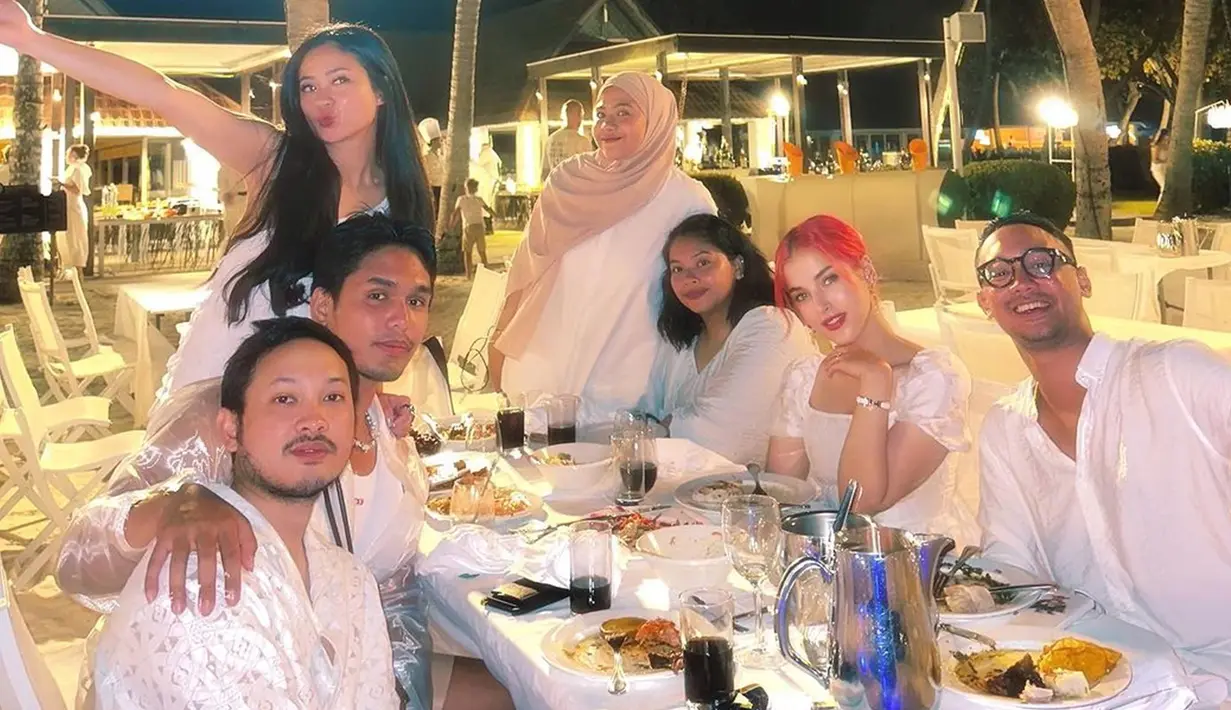 Menikmati pesta di pinggir pantai bersama keluarga dan sahabat. Dalam momen liburannya ini terlihat sangat kompak saat mengenakan busana serba putih. Momen makan bareng ini memperlihatkan keseruan saat liburan dengan menyantap makanan bareng. (Liputan6.com/IG/@tasyafarasya)