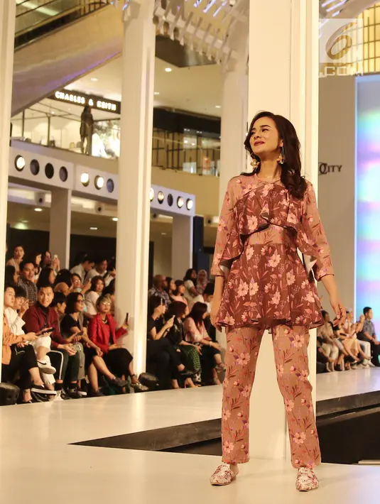 Aktris Astrid Tiar memperagakan busana karya perancang Tities Sapoetra dalam Fashion Nation 2018, Jakarta, Jumat (20/4/). (Liputan6.com/Herman Zakharia)