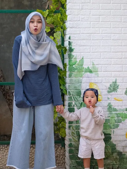 Bukan hal mudah menjalani ibadah puasa sambil mengurus keempat buah hatinya. Namun ada yang membuatnya bahagia, yakni  anak sulungnya, Sybil sudah mulai berpuasa. (Instagram/zaskiadyamecca)