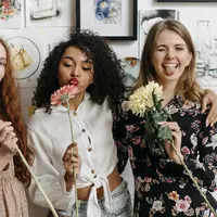 Ilustrasi wanita dengan temannya. (Copyright Pexels/Pavel Danilyuk)