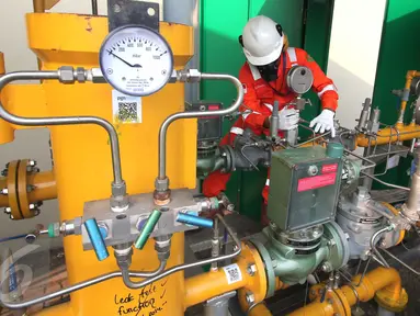  Petugas mengecek instalasi pipa metering regulating station PT Perusahaan Gas Negara (Persero) Tbk (PGN) di PT Lion Metal Works di Jakarta, (28/10/2015). PGN berkomitmen memperluas pemanfaatan gas bumi di sektor Industri. (Liputan6.com/Angga Yuniar)