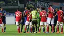 Pertandingan boleh panas persahabatan sebagai pemain tetap terjaga dan menjunjung sportifitas Persib vs Persija pada Torabika SC 2016 di Stadion GBLA, Bandung, Sabtu (16//7/2016). (Bola.com/Nicklas Hanoatubun)