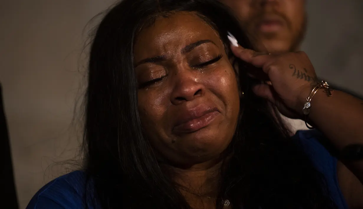 Roxie Washington, ibu dari anak perempuan George Floyd, Gianna Floyd, berbicara pada konferensi pers di St. Paul, Minnesota, Selasa (2/6/2020). Dengan berlinang air mata, Roxie Washington berduka karena kehilangan Floyd dan sang anak yang sudah tidak memiliki ayah. (Stephen Maturen/Getty Images/AFP)