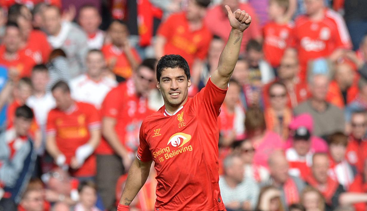 <p>Luis Suarez. Striker Uruguay berusia 35 tahun yang baru saja bergabung dengan Gremio pada tengah musim 2022/2023 ini tercatat pernah memperkuat Liverpool selama 3,5 musim dan menjadi pembelian termahal kelima The Reds pada bursa transfer musim dingin sepanjang sejarah. Ia didatangkan dari Ajax Amsterdam pada bursa transfer musim dingin 2010/2011 dengan nilai transfer 26,5 juta euro atau kini setara Rp441 miliar. (AFP/Paul Ellis)</p>