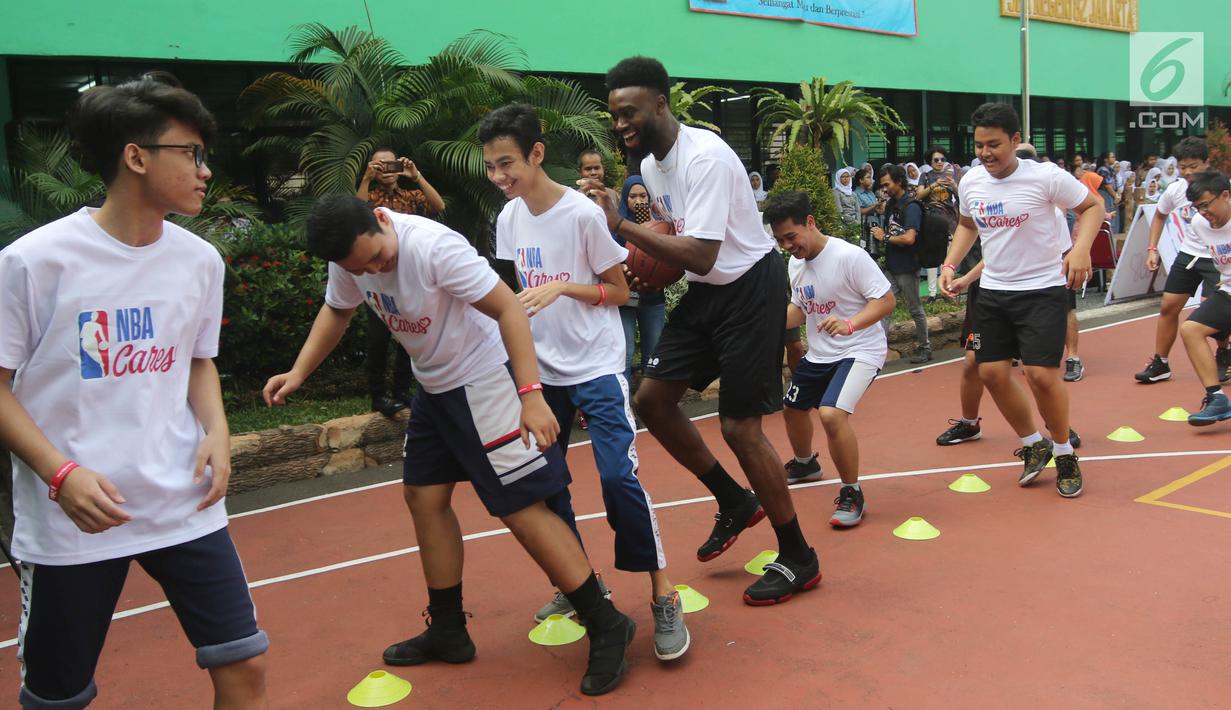 Pemain NBA dari Boston Celtics, Jaylen Brown memberikan coaching clinics untuk siswa-siswi di SMAN 82 Jakarta, Kamis (26/7). Para mendapat pelajaran tentang sportivitas, kerja sama tim, sikap positif, dan saling menghargai. (Liputan6.com/Arya Manggala)