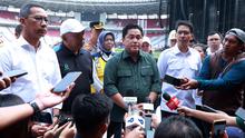 Ketua Umum PSSI, Erick Thohir, memberikan keterangan kepada wartawan setelah meninjau Stadion Utama Gelora Bung Karno (SUGBK), Senin (13/3/2023). SUGBK merupakan salah satu dari enam venue yang ditetapkan untuk menggelar pertandingan Piala Dunia U-20 2023. (Bola.com/M Iqbal Ichsan)