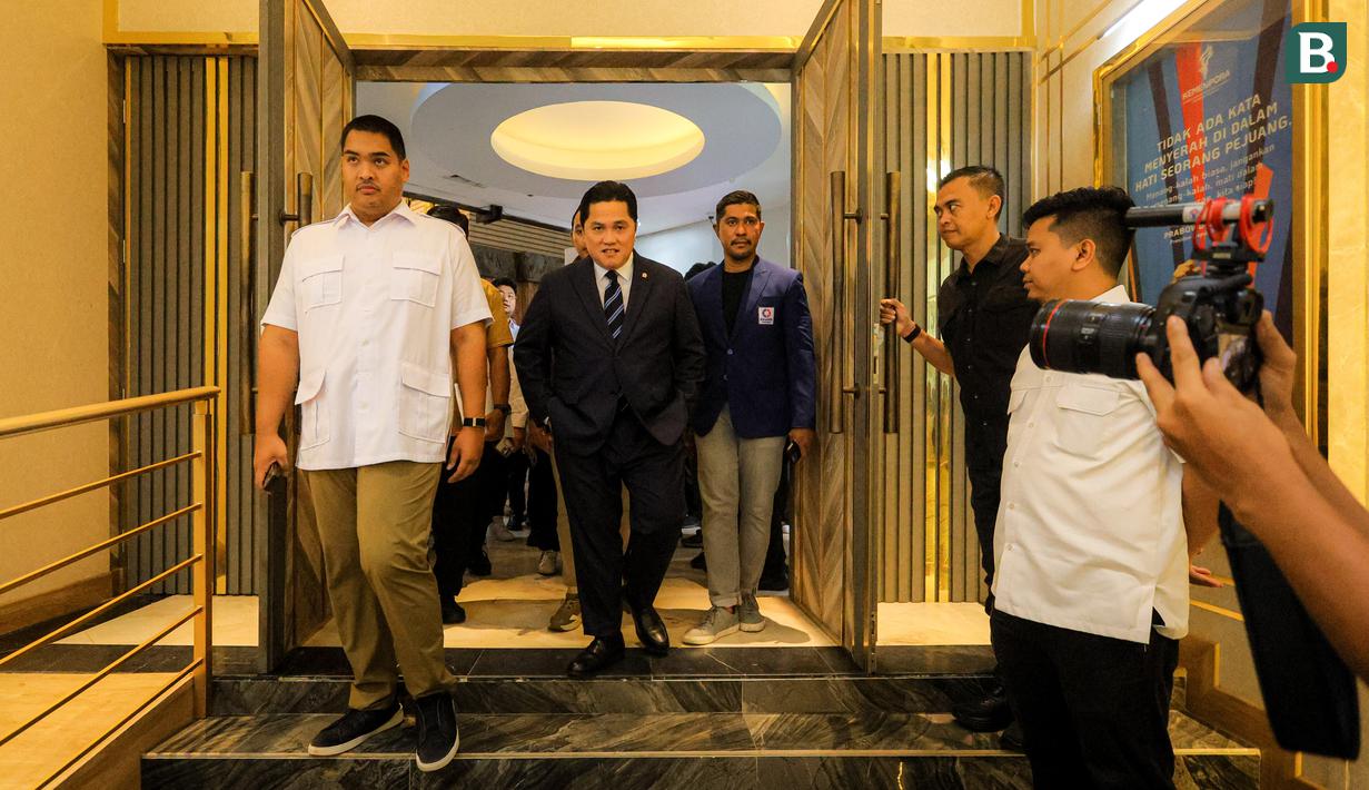 <p>Menteri Pemuda dan Olahraga Republik Indonesia (Menpora RI) periode 2025-2029, Erick Thohir (kanan) bersama Menteri Pemuda dan Olahraga Republik Indonesia (Menpora RI) periode 2023-2025, Dito Ariotedjo (kiri) memasuki ruang konferensi pers setelah acara serah terima jabatan yang berlangsung di Auditorium Wisma Kemenpora, Senayan, Kamis (18/09/2025). (Bola.com/Bagaskara Lazuardi)</p>