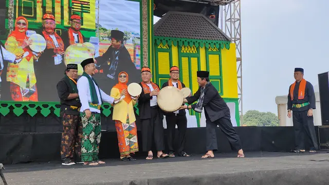 Wali Kota Depok saat membuka Lebaran Depok yang dilaksanakan di wilayah Kecamatan Bojongsari, Kota Depok.