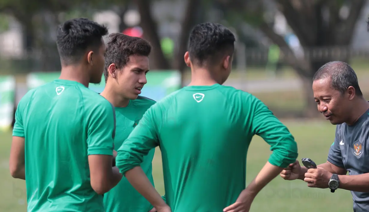 Egy Maulana Vikri, Rachmat Irianto, dan Syahrian Abimanyu mendengar arahan pelatih saat latihan Perdana di Lapangan LFA, Bekasi, Jumat (29/9/2017). Latihan ini untuk persiapan uji coba melawan Kamboja. (Bola.com/Nicklas Hanoatubun)