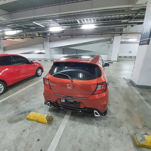 Mobil parkir serakah (Instagram/@markirterus)