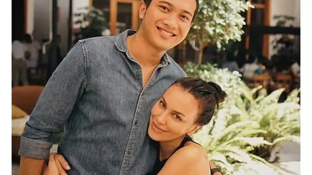 Pelukan Sophia Latjuba dan Demas Narawangsa. (Instagram @sophia_latjuba88)