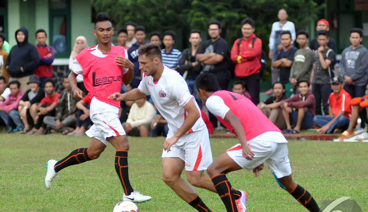 Pemain asing Persija asal Rusia, Yevgeny Kabayev ikut serta dalam latihan di Lapangan Yon zikon 13, Jakarta, Jumat (9/1/2015). (Liputan6.com/Miftahul Hayat)