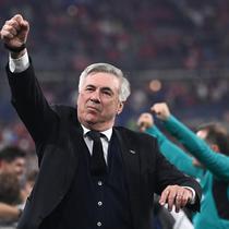 Pelatih Real Madrid Carlo Ancelotti memberi isyarat saat merayakan kemenangan timnya atas Liverpool dalam pertandingan final Liga Champions di Stadion Stade de France, Prancis, Minggu (29/5/2022) dini hari WIB. Los Blancos menang 1-0.&nbsp;(Anne-Christine POUJOULAT / AFP)