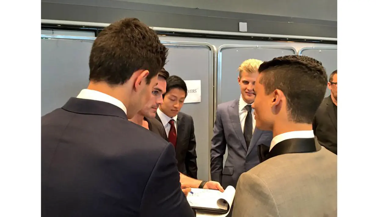 Rio Haryanto dan pebalap F1 mendengar arahan sebelum bergaya diatas catwalk jelang balapan di Monaco, (29/5/2016). (Bola.com/Twitter/Manor racing team)
