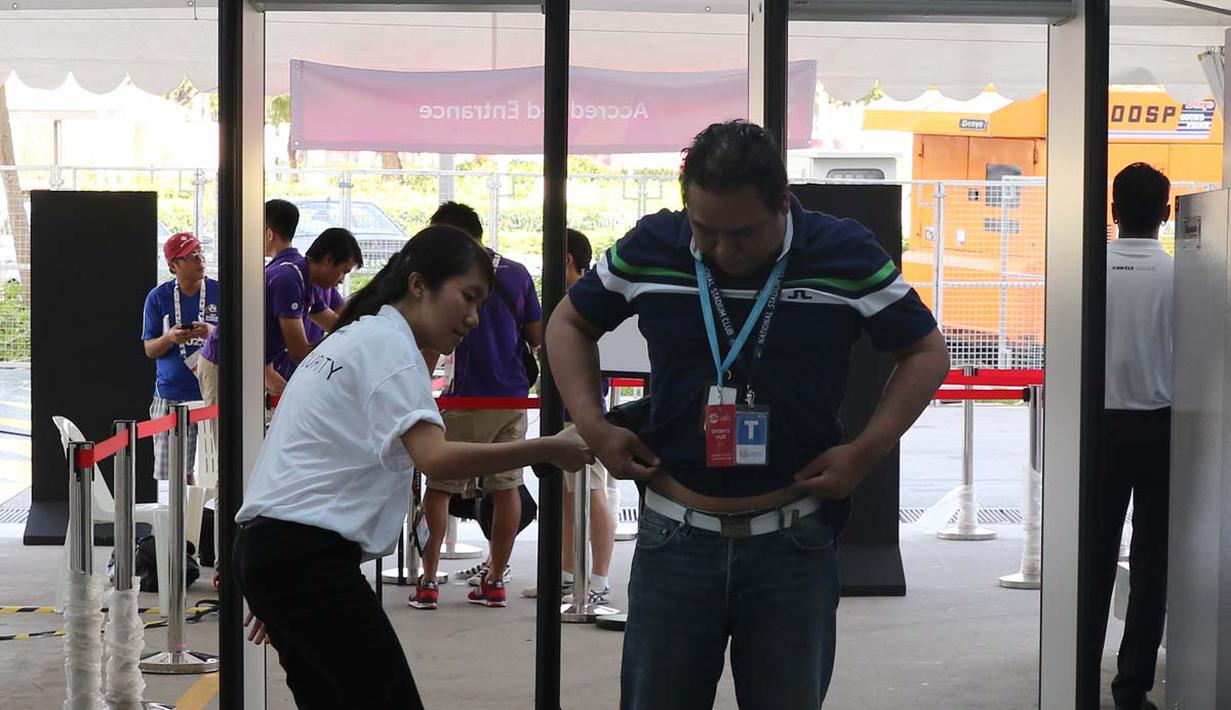 Pemeriksaan ketat berlaku bagi siapa saja sebelum memasuki arena pertandingan SEA Games 2015. (Bola.com/Arief Bagus).