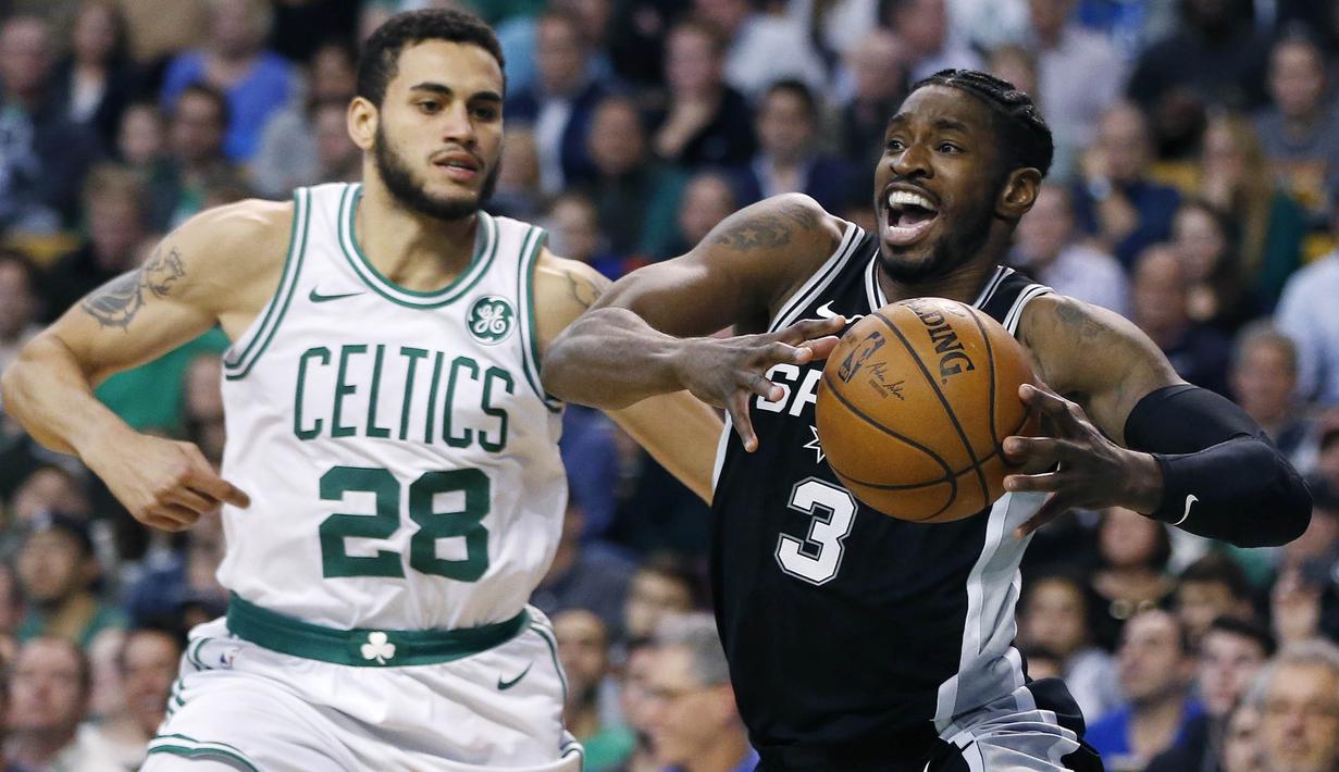 Pebasket San Antonio Spurs, Brandon Paul, menghindari penjagaan pebasket Boston Celtics, Abdel Nader, pada laga NBA di TD Garden, Boston, Senin (30/10/2017). Celtics menang 108-94 atas Spurs. (AP/Michael Dwyer)